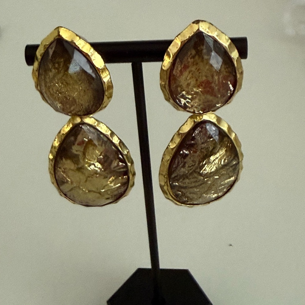 Vintage style tear drop shaped post earrings